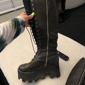 Size 9 dollskill platform boots